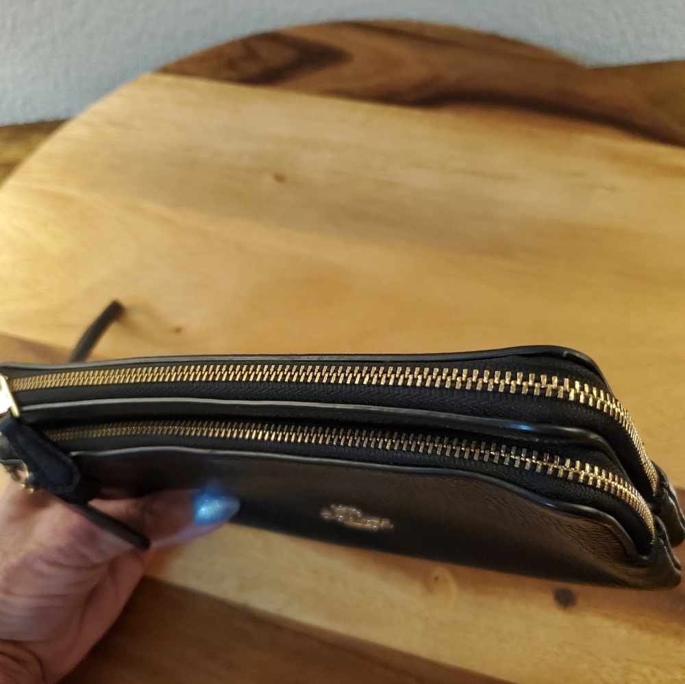 COACH CELL PHONE CLUTCH IN PERFECT LIKE NEW CONDITION! - Picture 5 of 9